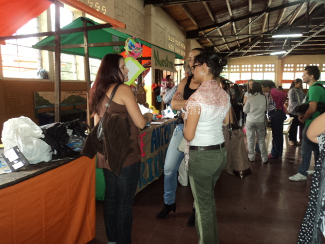 LA PROFESORA HILDA, EXPLICANDO SU TRABAJO DEL FASHION.